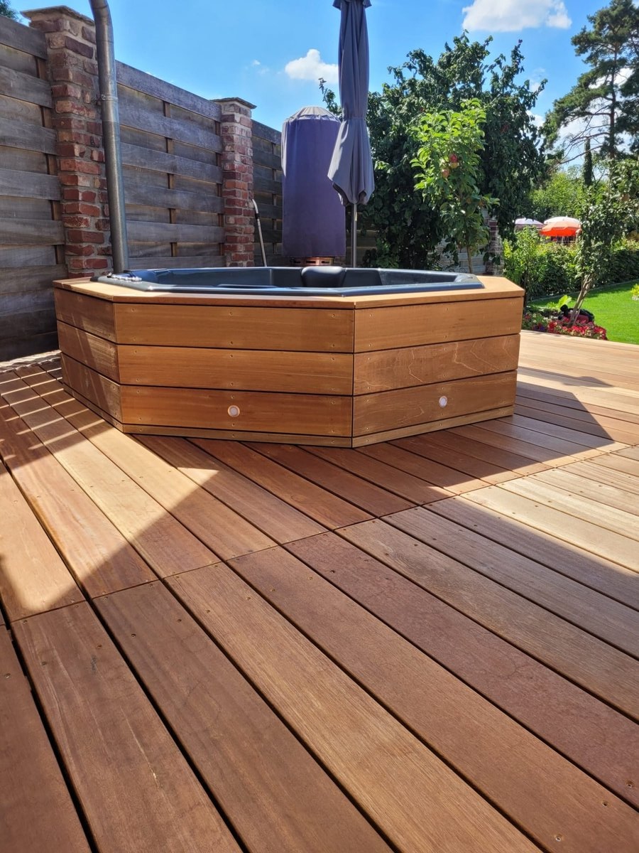 Holzterrasse mit Pool-Einfassung