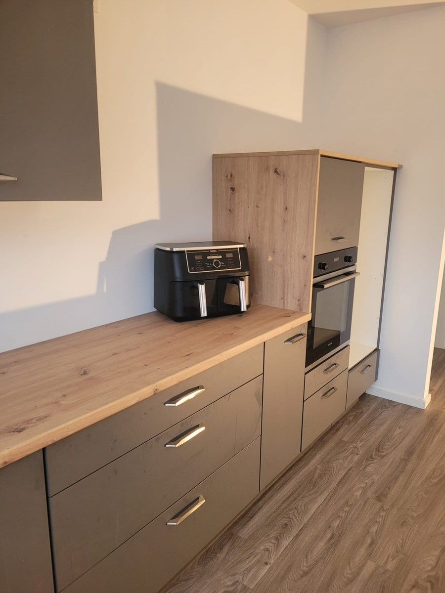 Küche mit Holzarbeitsplatte