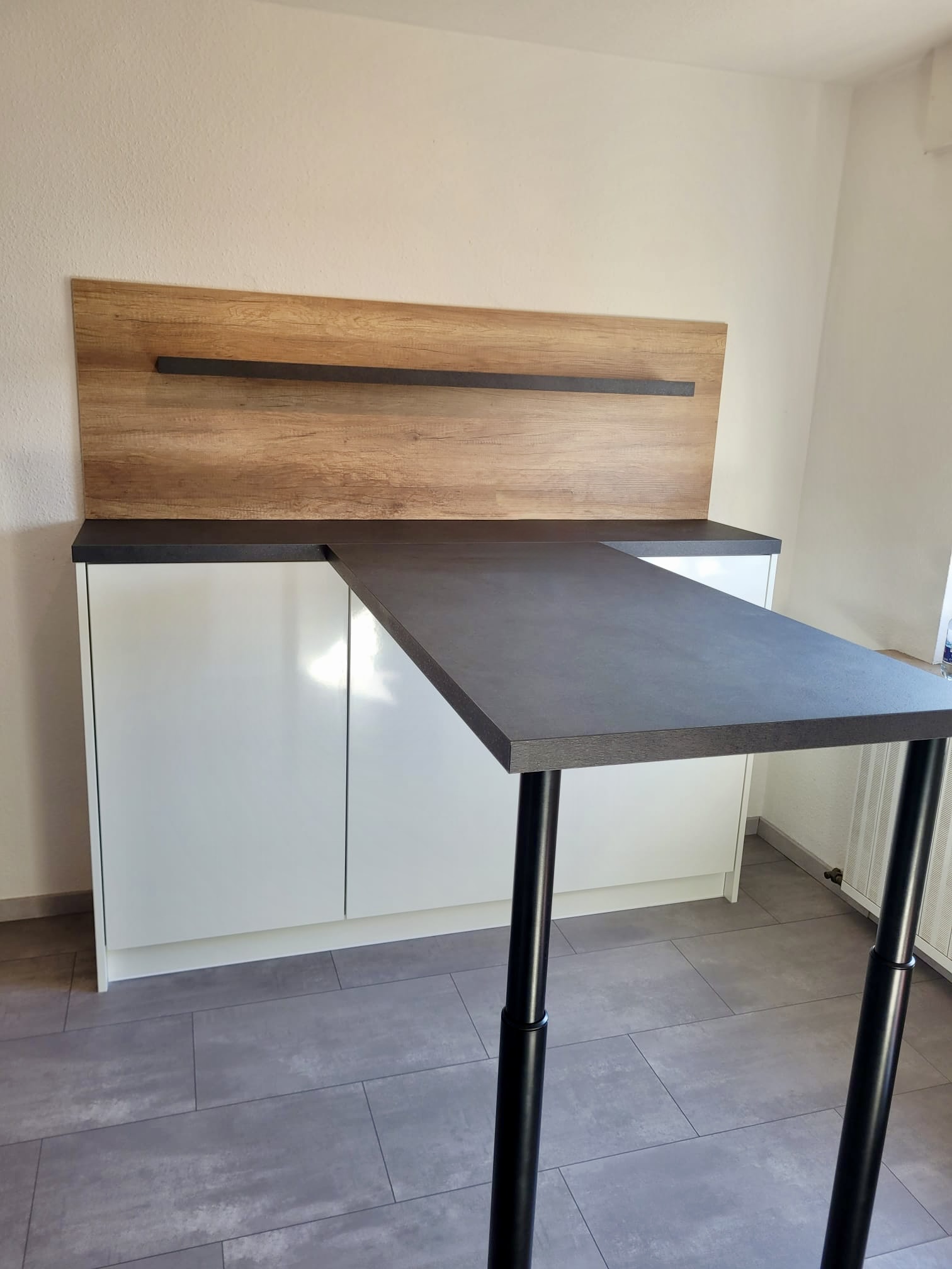 Küche mit Betonarbeitsplatte